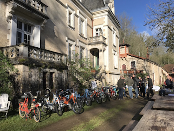 Peut être une image de vélo et scooter