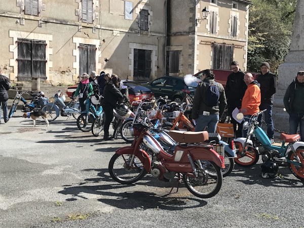 Peut être une image de vélo et scooter